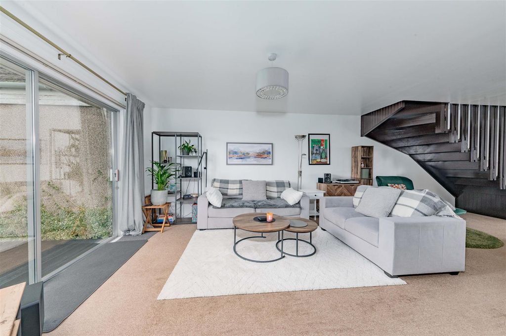 Property photo 3 of 21 5 Malcolm Crescent Monifieth-15.Jpg