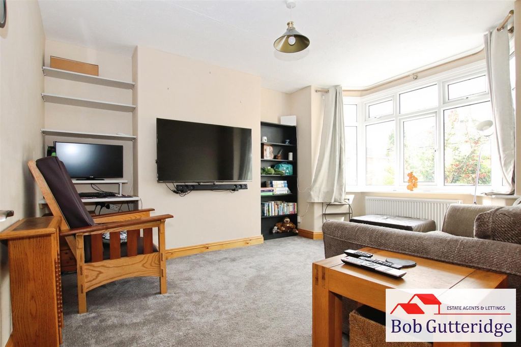 Property photo 2 of 28 Bay Fronted Lounge