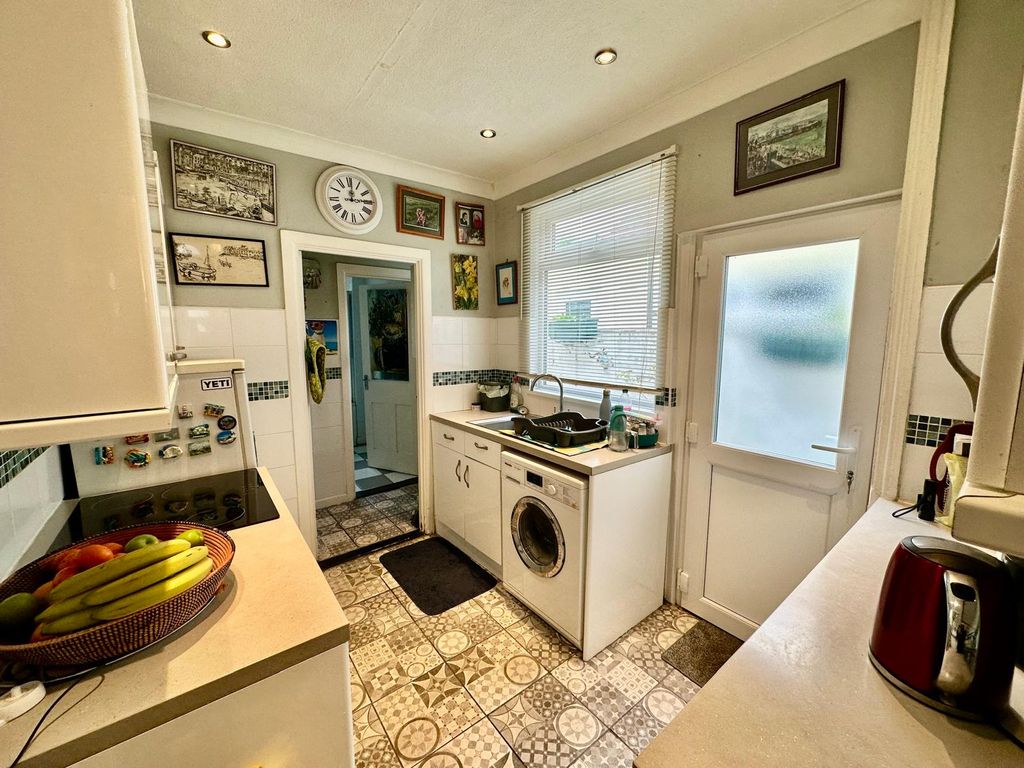 Property photo 3 of 15 Kitchen (1)