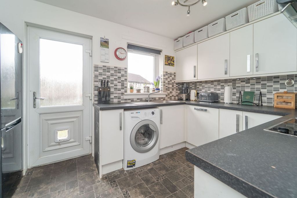 Property photo 3 of 17 Kitchen