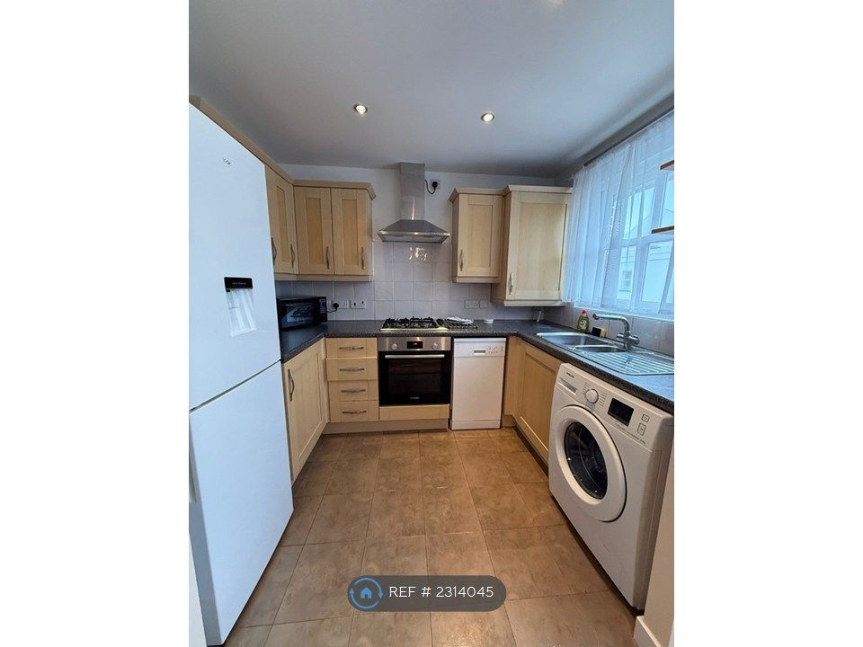 Property photo 2 of 7 Fully Stocked Kitchen