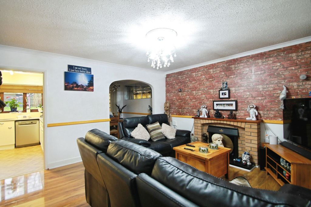 Property photo 3 of 18 Living Room