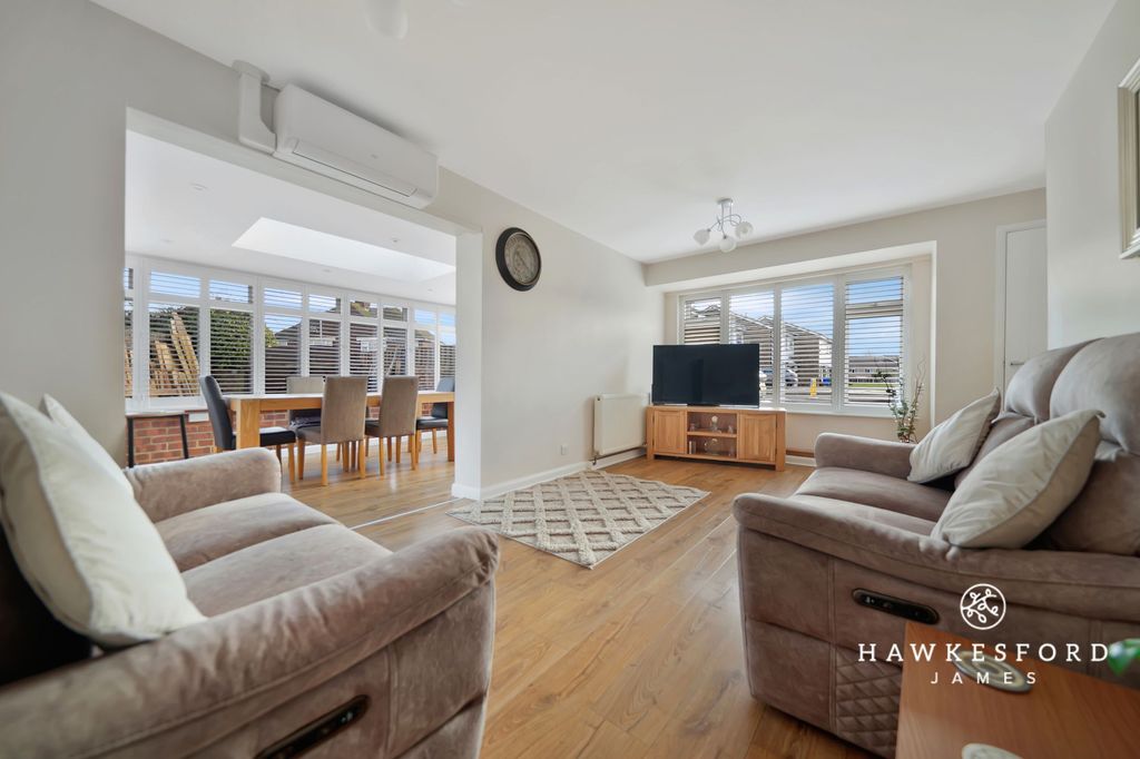 Property photo 2 of 15 Stanhope Avenue, Sittingbourne - Lounge