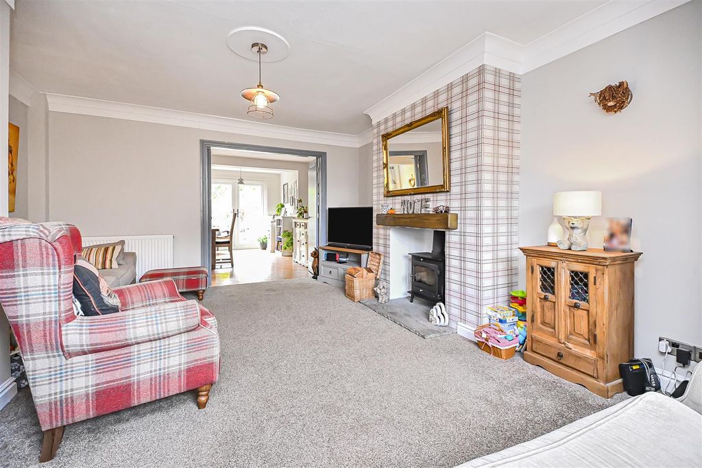 Property photo 3 of 40 59 Haddon Road Lounge (4).Jpg