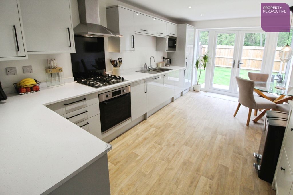 Property photo 3 of 11 Dining Kitchen