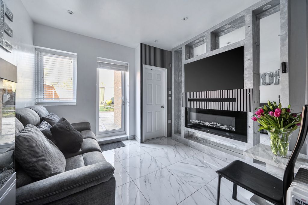 Property photo 3 of 15 1429092-11-69B97B...