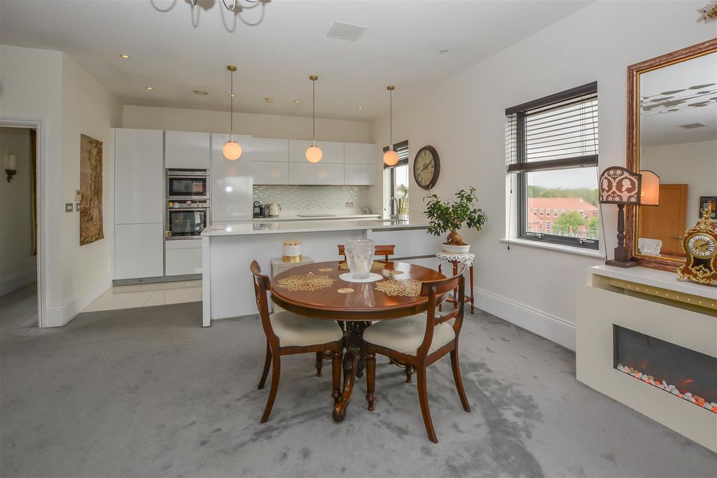 Additional image 4 of 2 bed flat for saleNew Road, Brentwood CM14