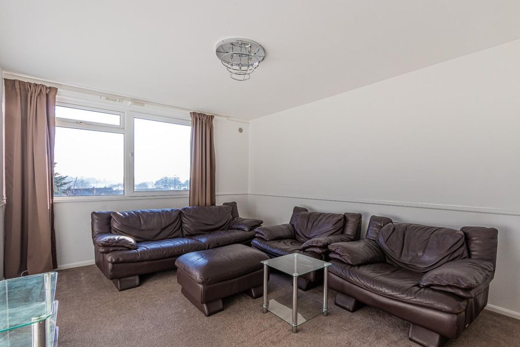 Property photo 2 of 11 Marion Court 17 (6 Of 9).Jpg