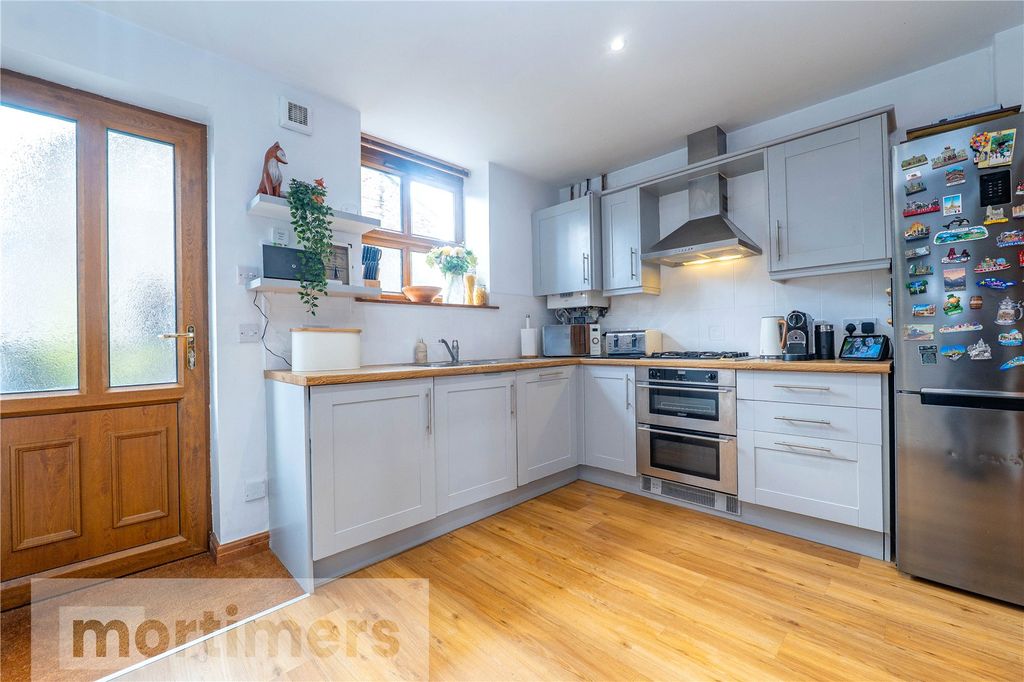 Property photo 3 of 12 Kitchen