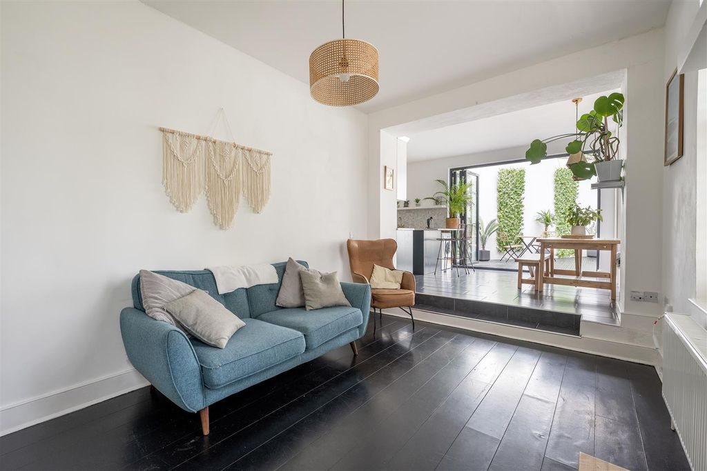 Property photo 2 of 25 St. Marys Road, E17