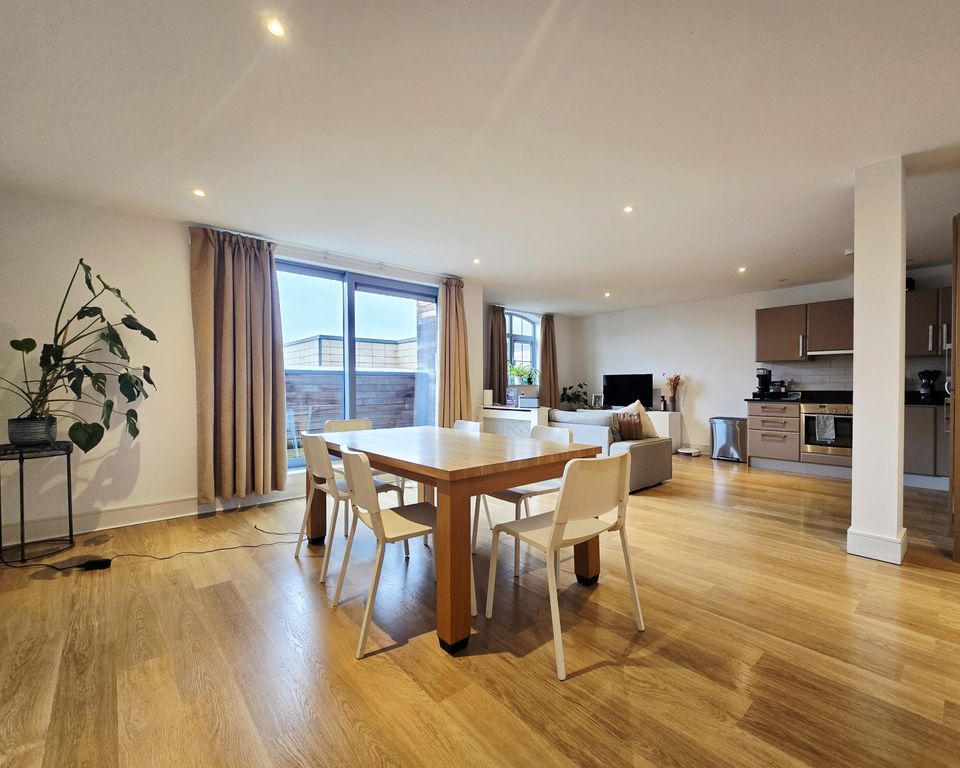 Property photo 1 of 10 A Beautiful Two Double Bedroom, Two Bathroom Apartment With A Balcony, Set Within A Modern Development In The Heart Of London Bridge, Se1.