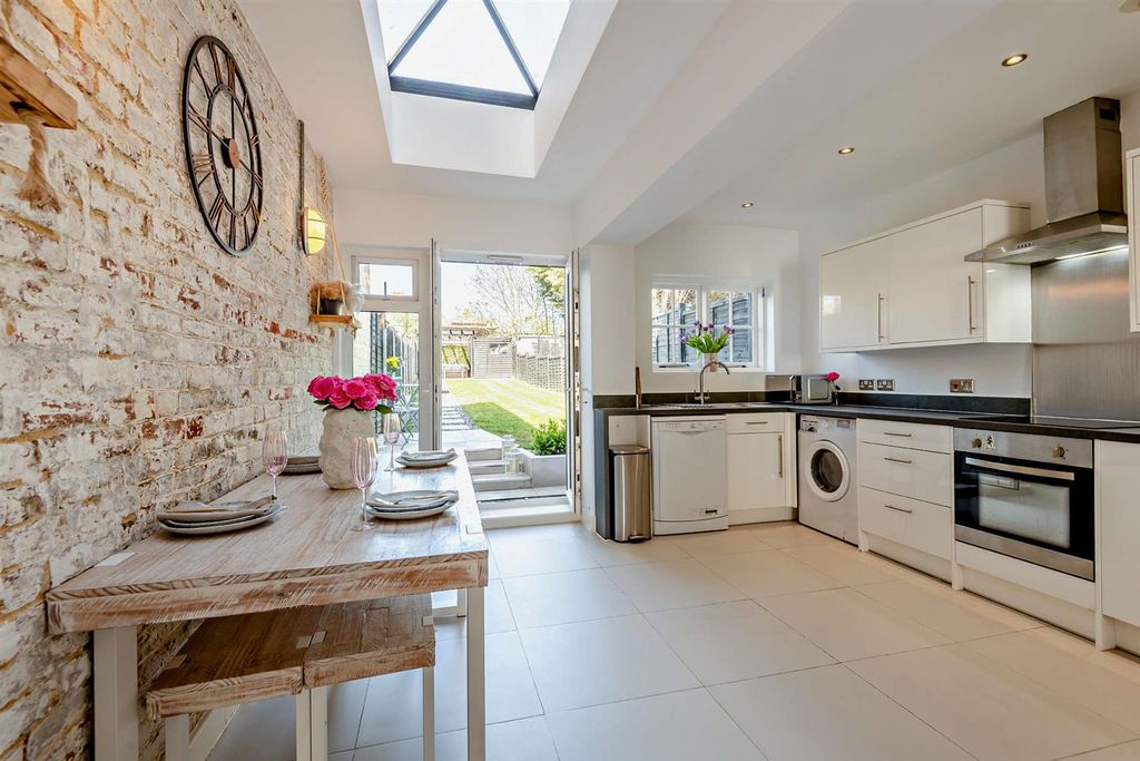 Property photo 2 of 24 8682378-Interior18-800.Jpg