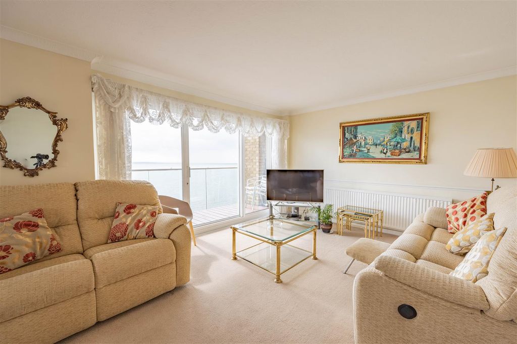 Property photo 3 of 17 Lounge