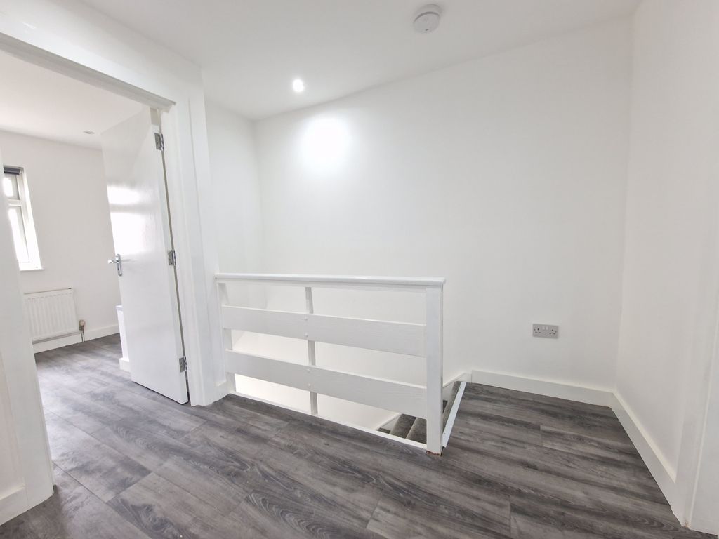 Property photo 1 of 19 Elmside New Addington Croydon