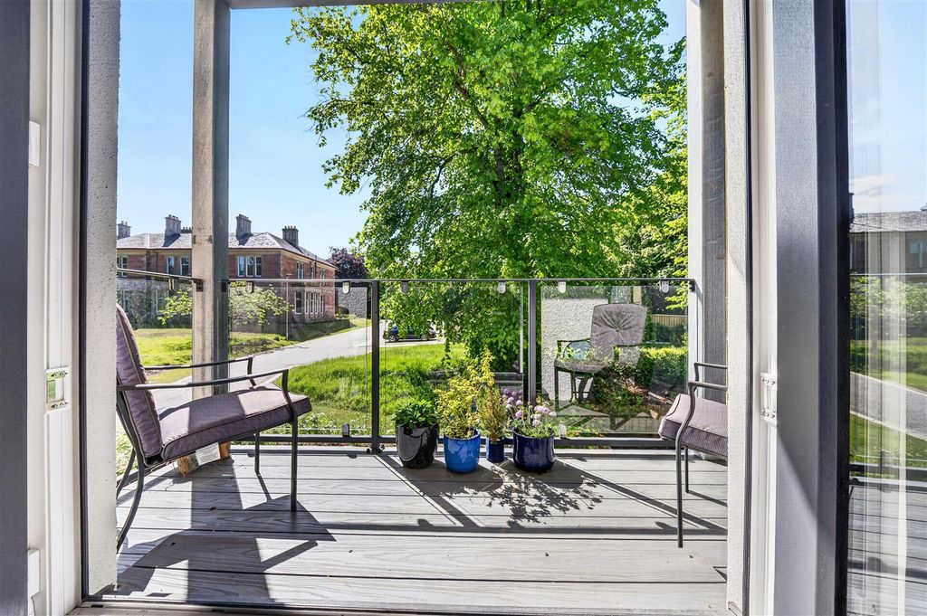 Property photo 2 of 11 11 Balcony - Overlooking Communual Garden.Jpg