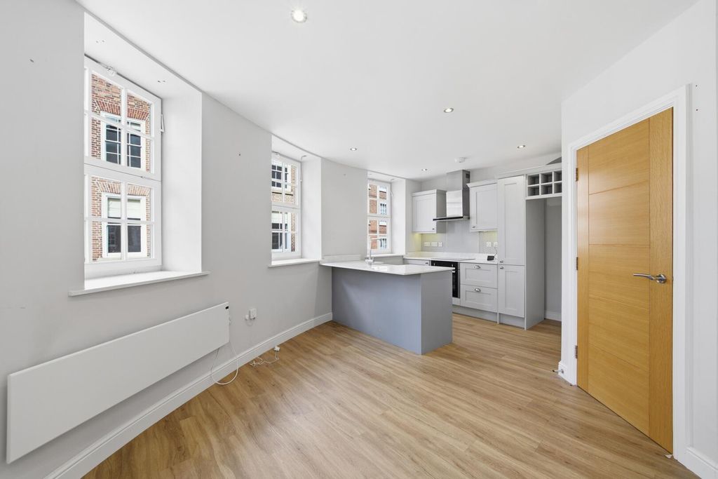 Property photo 3 of 11 Kitchen