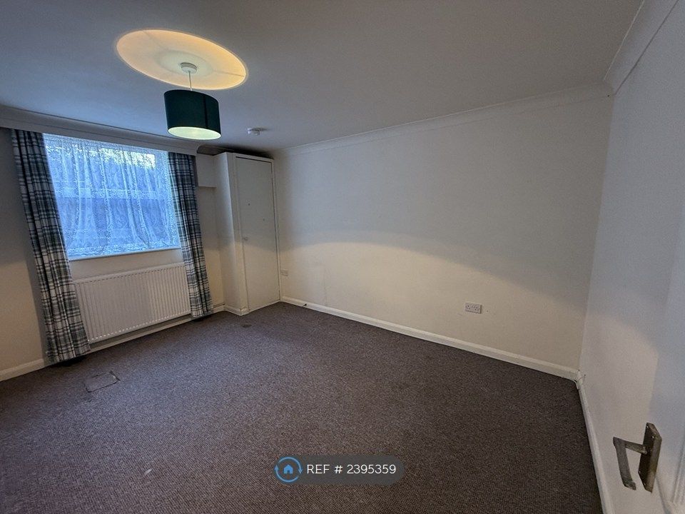 Property photo 3 of 7 Bed 1