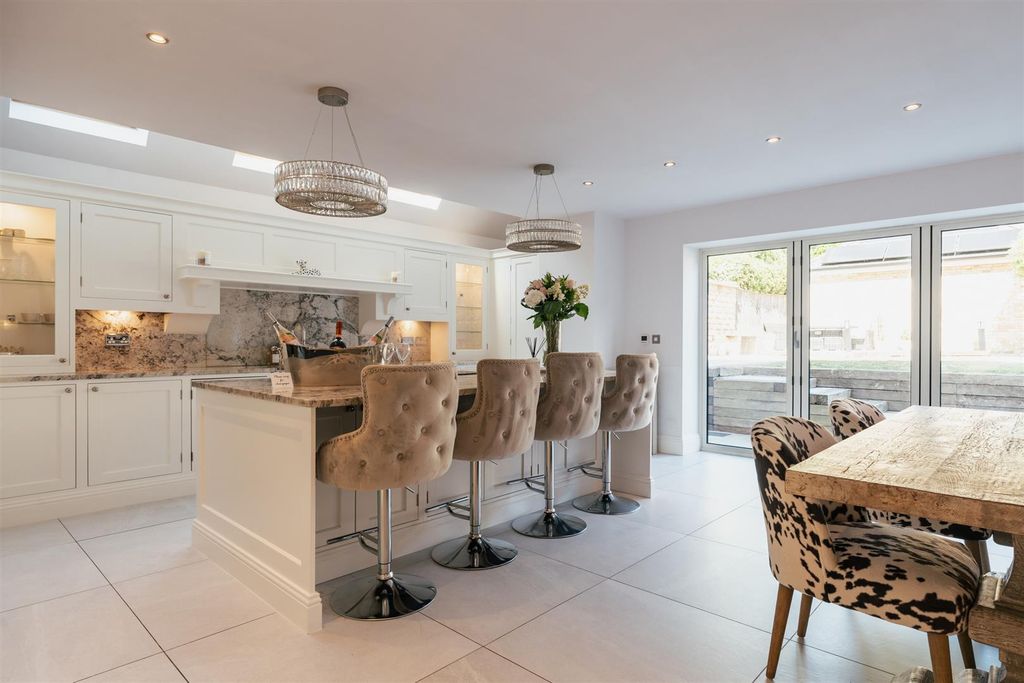 Property photo 2 of 47 Living Kitchen