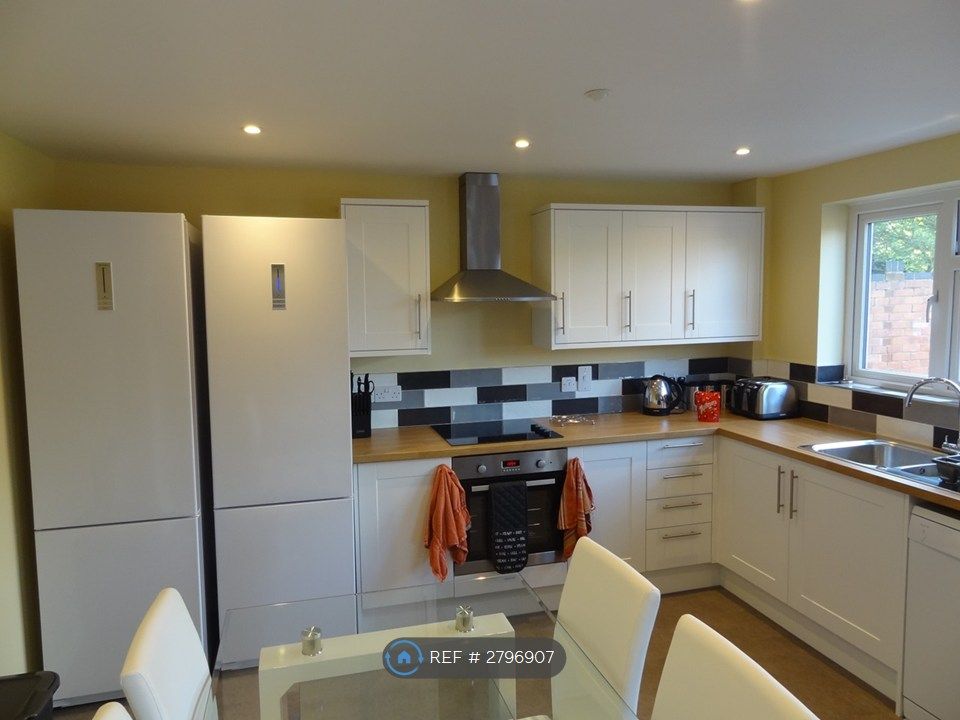 Property photo 1 of 8 Kitchen