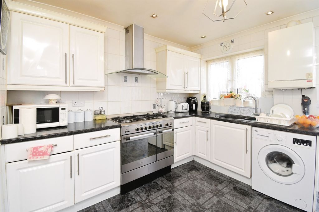 Property photo 3 of 28