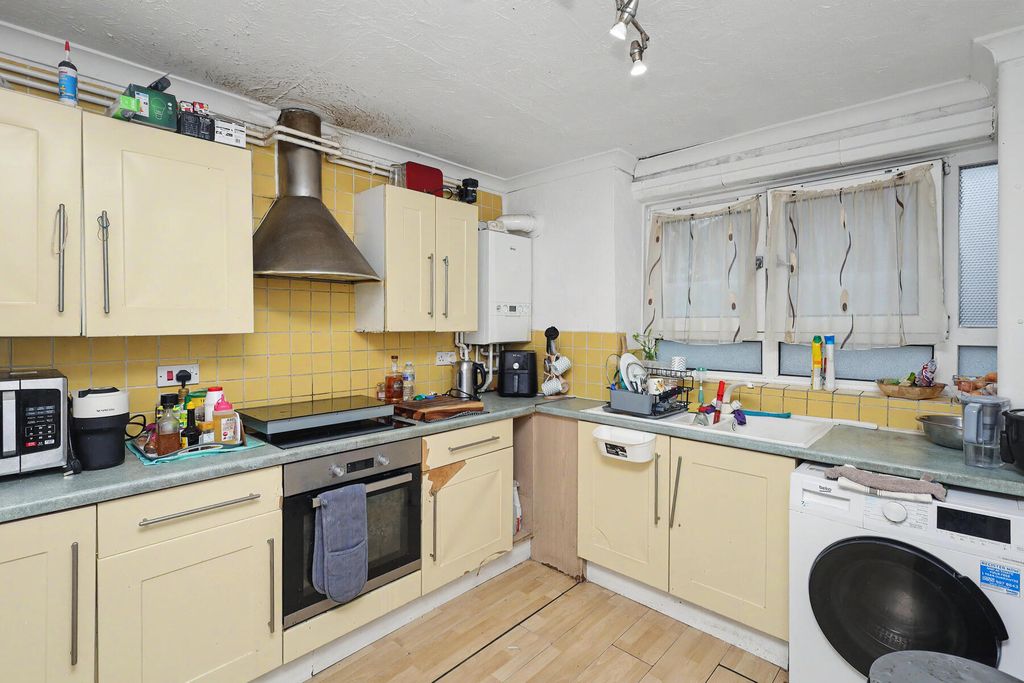 Property photo 3 of 9 Drew Road - Kitchen