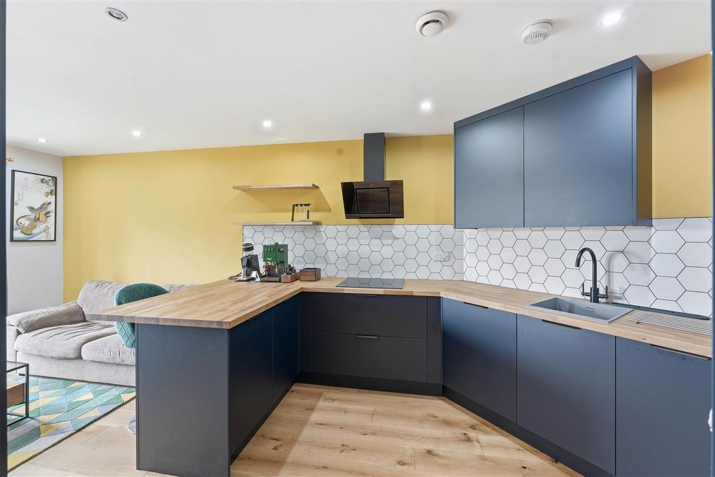 Property photo 2 of 11 Kitchen