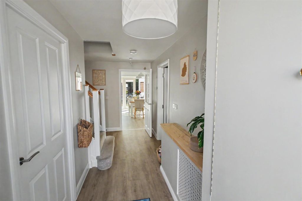 Property photo 3 of 20 Entrance Hall