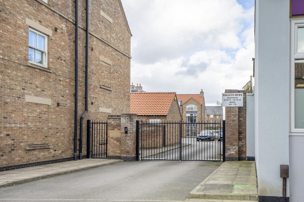 Property photo 2 of 15 Front (Exterior)