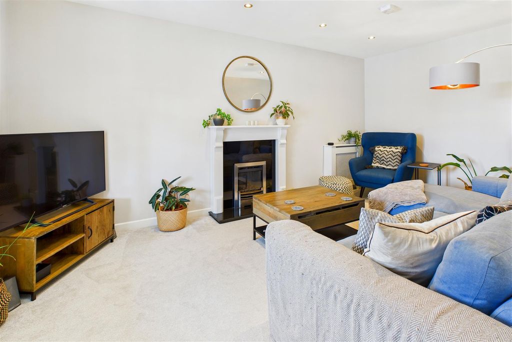 Property photo 2 of 18 Lounge.