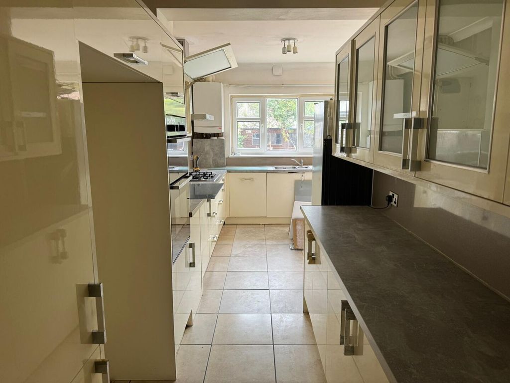 Property photo 2 of 9 Kitchen
