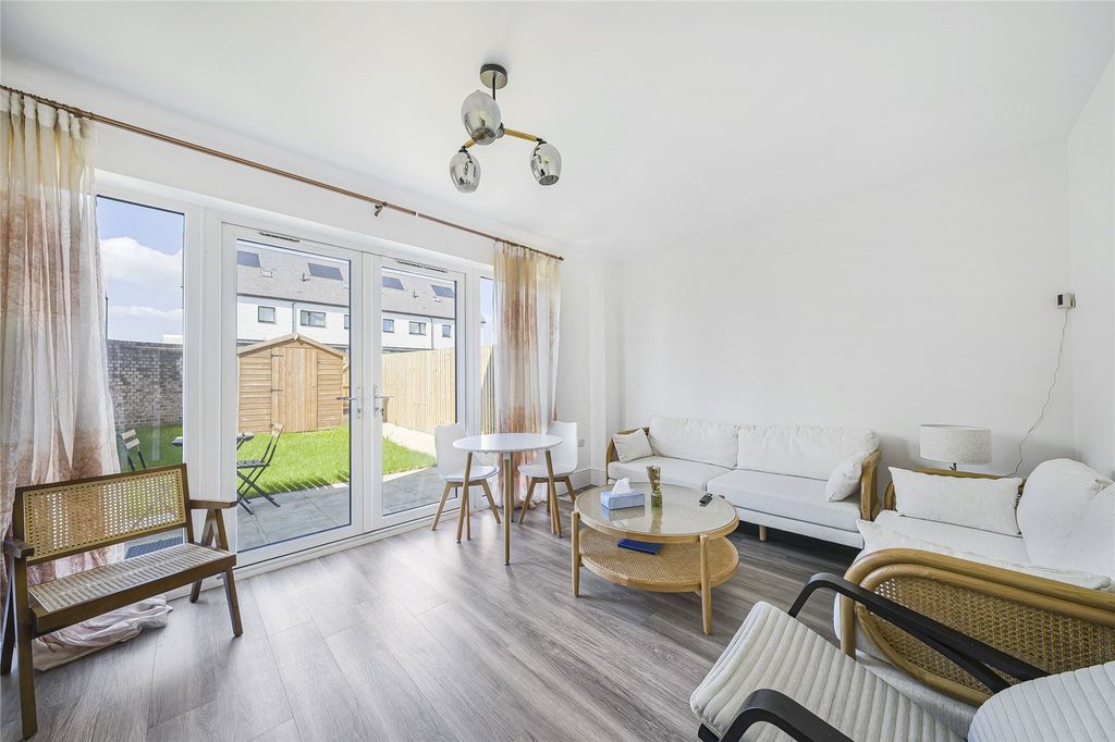 Property photo 2 of 22 Lounge