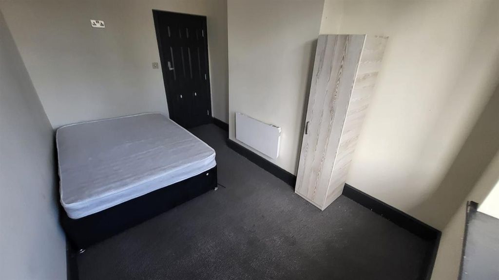 Property photo 3 of 7 Bright Double Bedroom With Modern Furnishings...