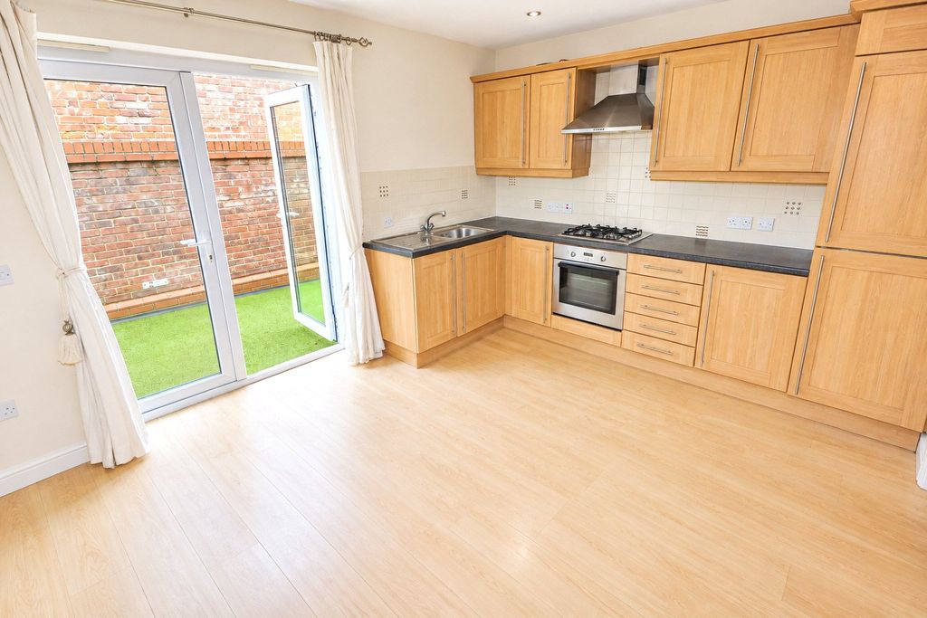Property photo 2 of 11 Kitchen