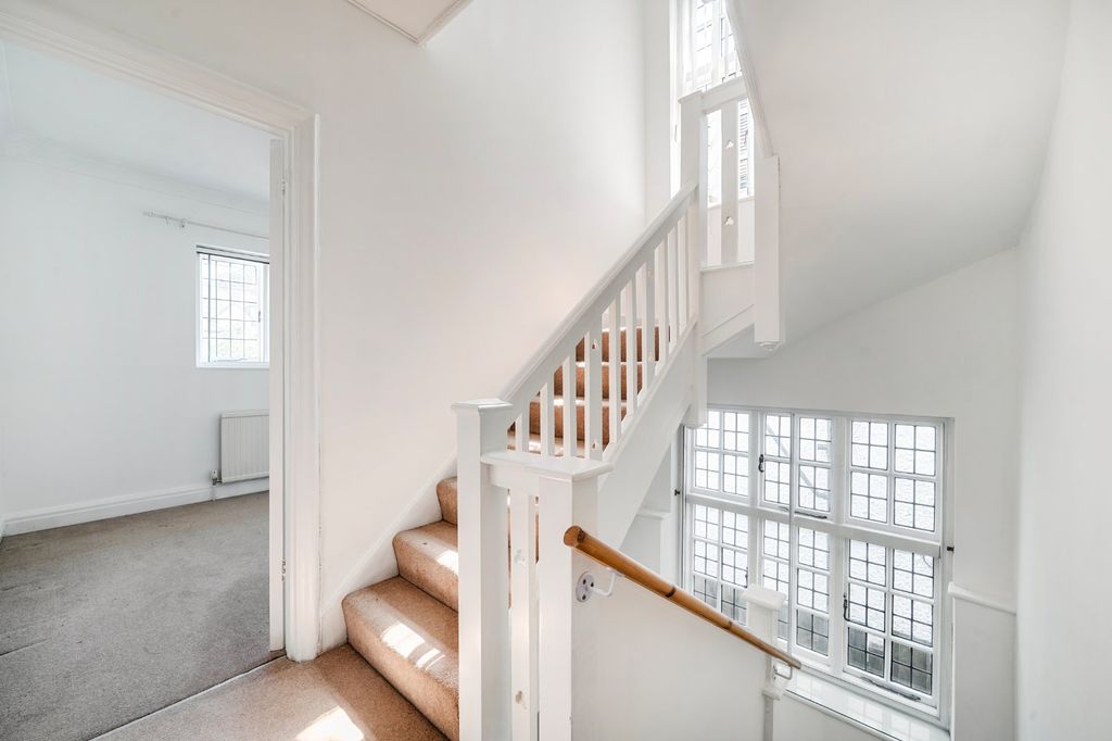 Property photo 3 of 19 Stairwell