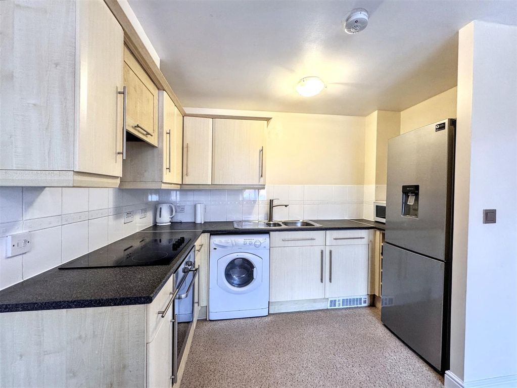 Property photo 3 of 6 Kitchen