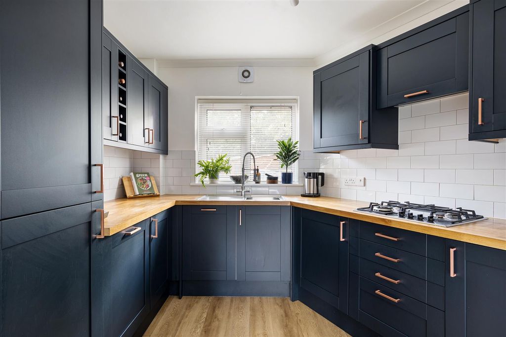 Property photo 2 of 28 Hermitage Walk, E18