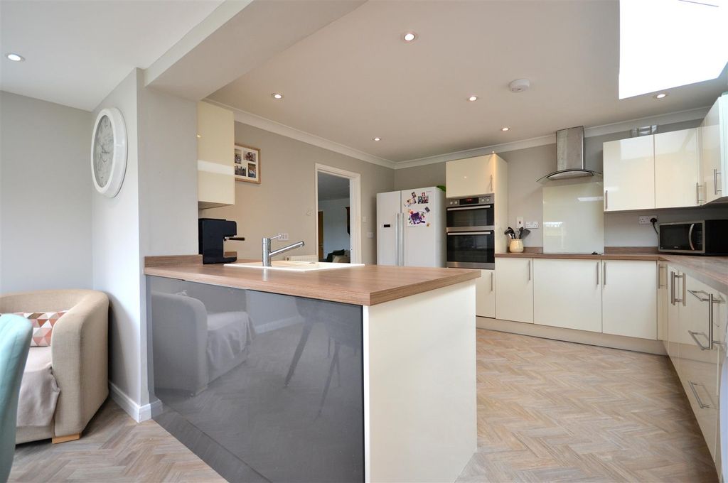 Property photo 3 of 26 Kitchen