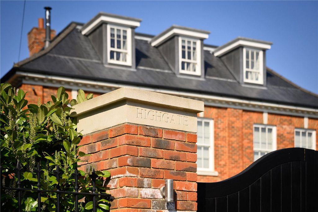 Property photo 2 of 35 Highgate