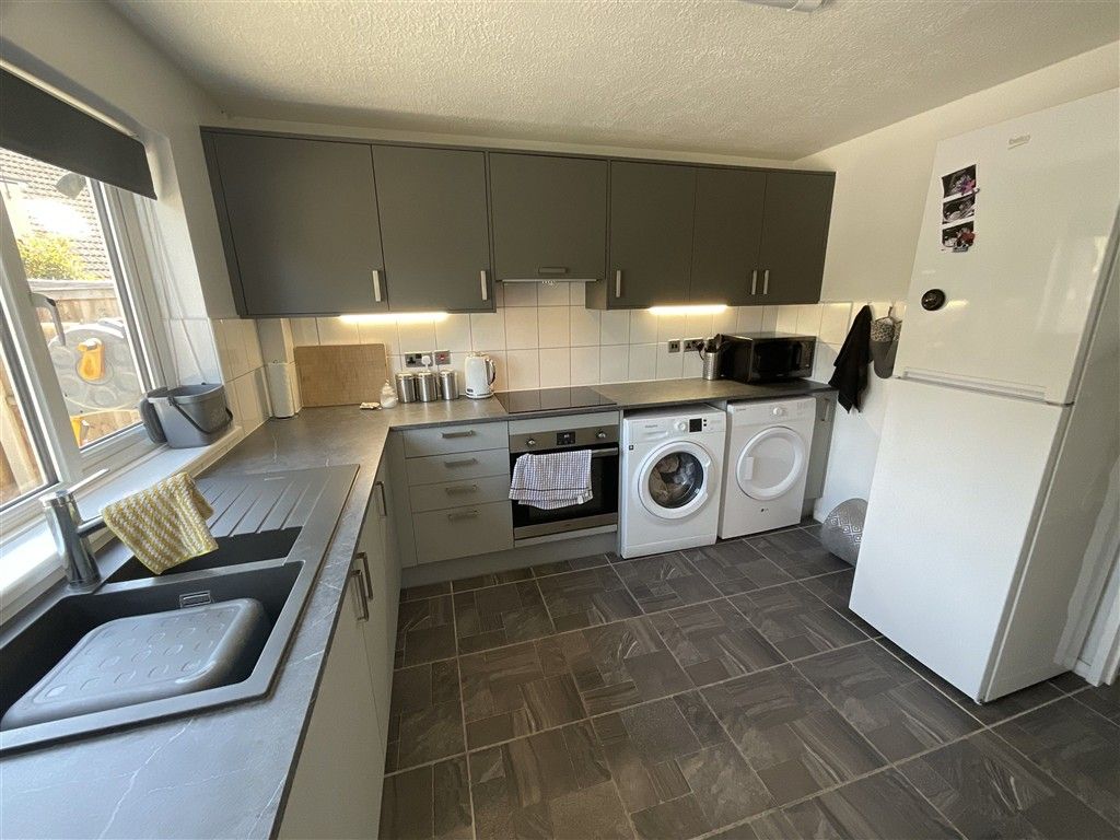 Property photo 3 of 9 Kitchen