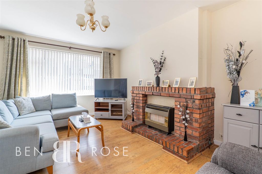 Property photo 2 of 17 Lounge