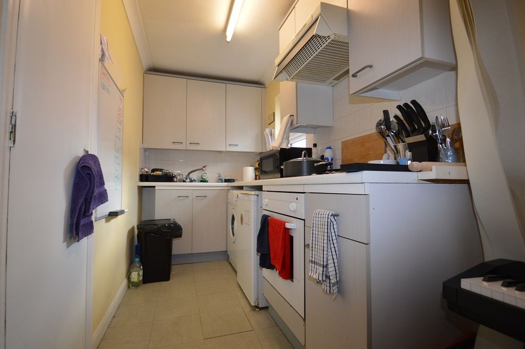 Property photo 1 of 6 Kitchen (Main)