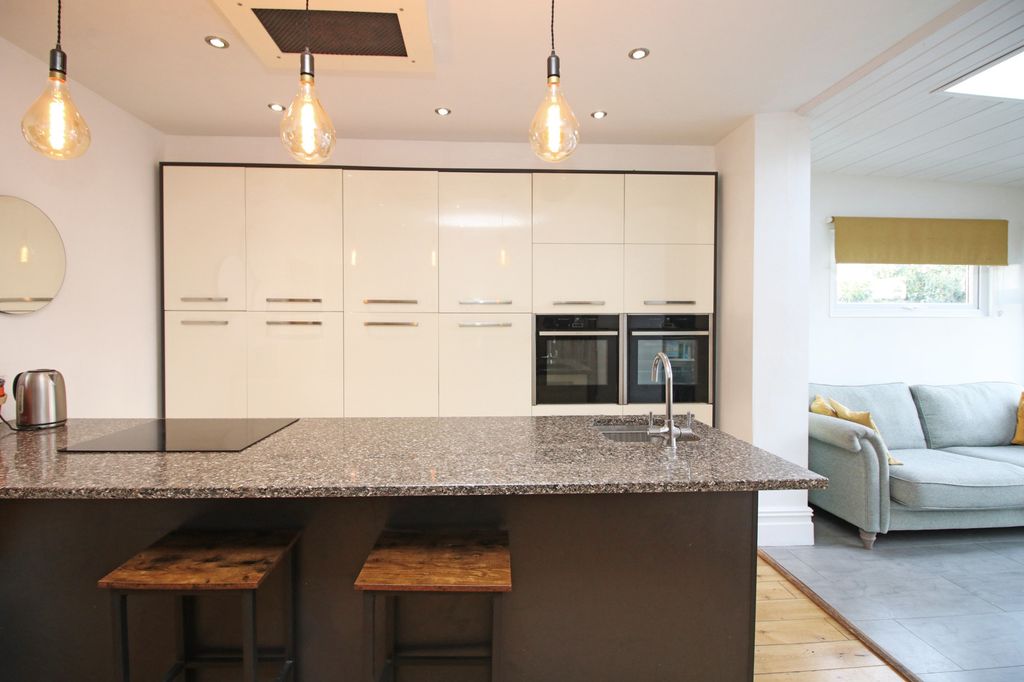 Property photo 3 of 21