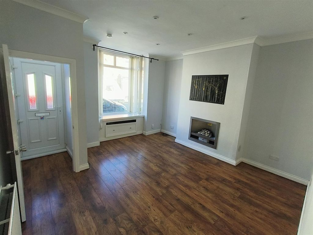 Property photo 2 of 12 Livingroom.Jpg