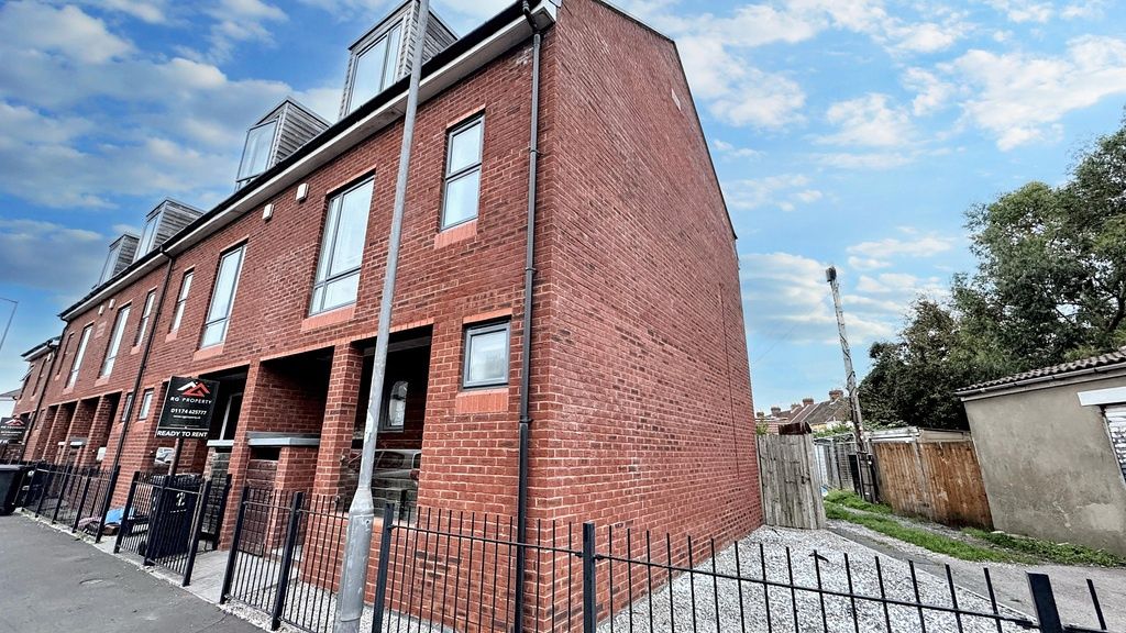 Property photo 2 of 15 Modern Red-Brick Terraced House With Tall Windows,...