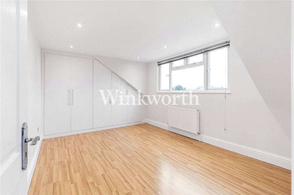 Property photo 3 of 7 Bedroom 1