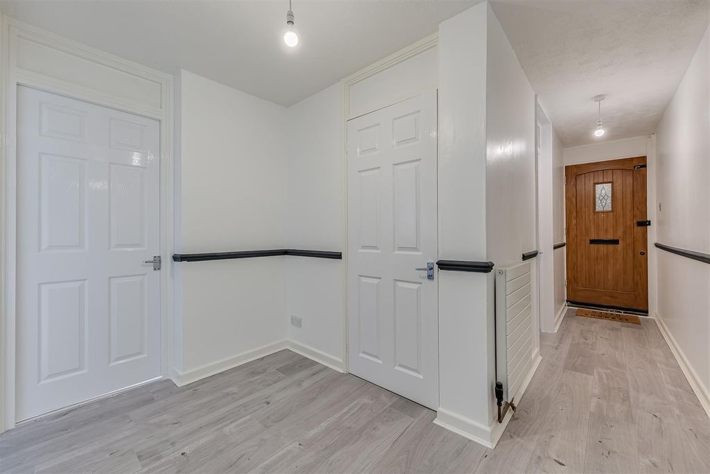 Property photo 3 of 12 Flat-Merrymeet-Banstead-111.Jpg