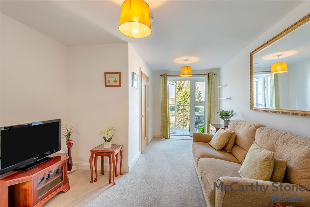 Property photo 2 of 11 8634673-Interior05.Jpg