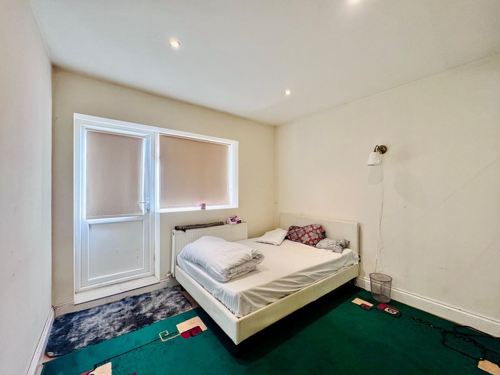 Property photo 3 of 12 Carltom Avenue  (5)