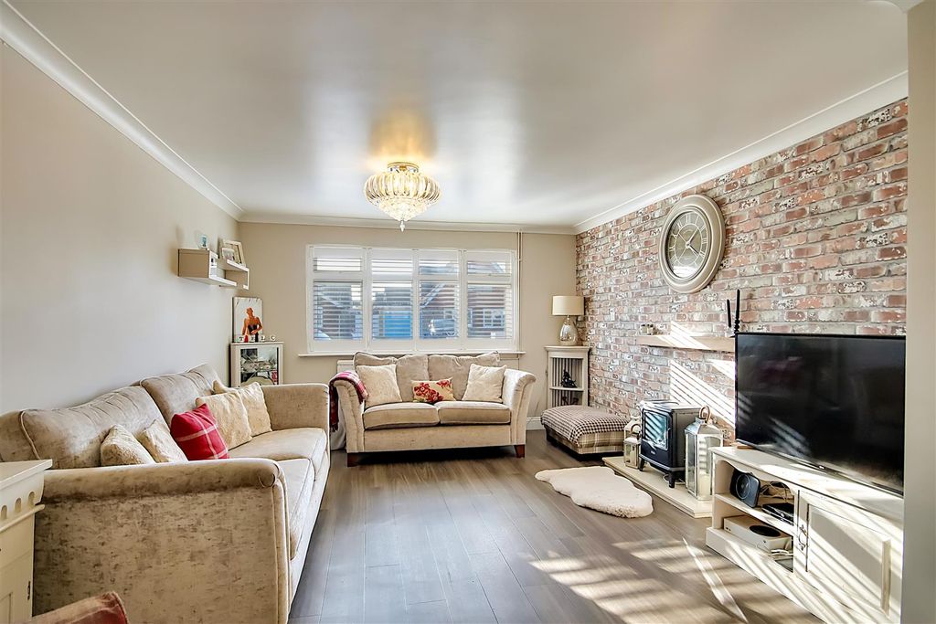 Property photo 3 of 30 Lounge/Dining Room