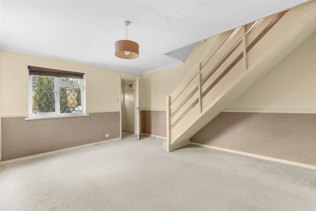 Property photo 3 of 14 26 Nicholas Gardens, Hp13 6Jq-6.Jpg